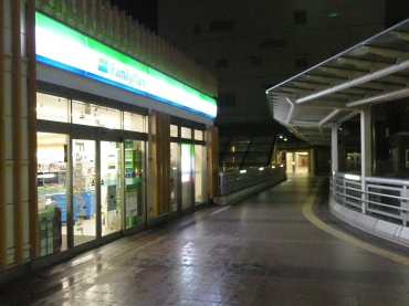 人けのない平日の深夜に営業する「ファミリーマート新豊橋駅店」=豊橋駅で