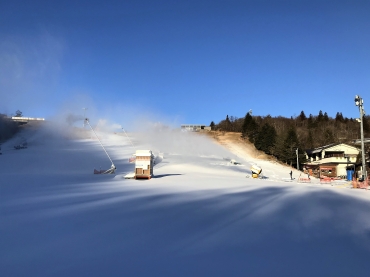 元日に一部オープンする茶臼山高原スキー場=豊根村で(12月29日午前8時撮影、提供)