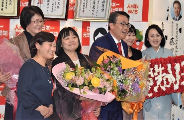 過去最高となる177万票余を獲得し、3選を果たした大村氏=名古屋市内で
