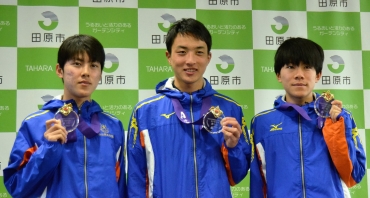 メダルを手に笑顔の(左から)吉居(駿)白井、吉居(大)の3選手=田原市役所で