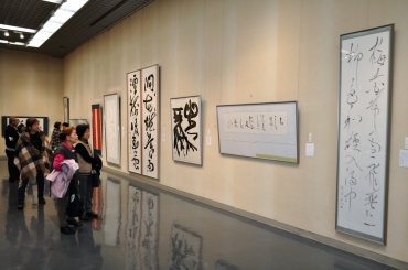 見応え十分の作品が勢ぞろいした東三河新春書展=豊橋市美術博物館で