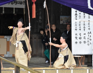 参拝客の前で行われた大竹さん㊧と森下さんによる弓始祭=砥鹿神社で