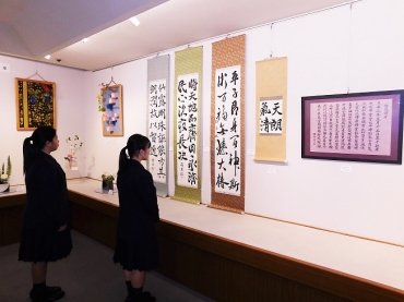 藤ノ花女子高校の生徒らによる作品展=ほの国百貨店で