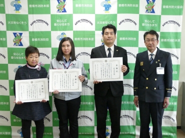 (左から)山本さん、木村さん、鈴木さん、土田消防長=豊橋市役所で