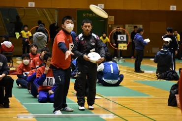 ゴールを目がけて円盤を投じる豊川特別支援の生徒=豊川市総合体育館で