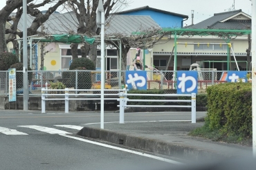 保育園近くの交差点に設置されたガードパイプ=豊川市内で