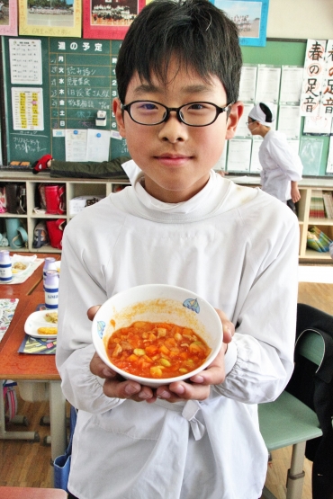 考えた「豆ととりにくのバツグン煮込み」を手にする平野くん=蒲郡市立蒲郡南部小学校で
