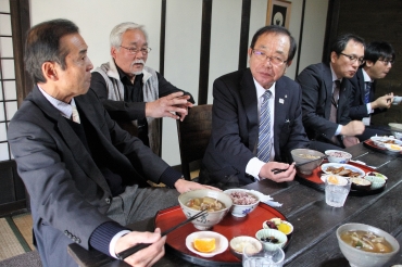 内藤さん(左から2人目)から話を聞く大橋町長(同3人目)=新城市下吉田で