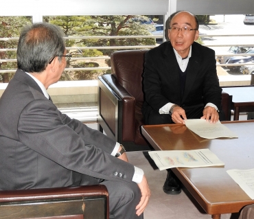 山脇市長に計画案を説明する阿部教授㊨=豊川市役所で