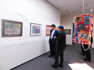 作品を鑑賞する加藤副知事㊧=豊川市桜ヶ丘ミュージアムで
