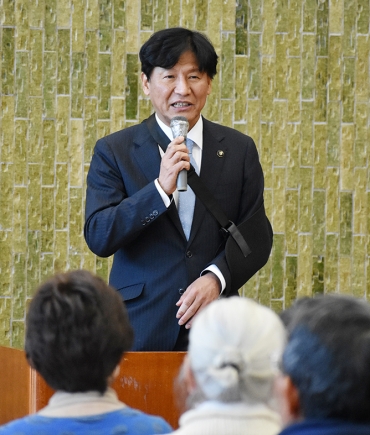 小坂井地区のまちづくりなどに意気込んだ竹本市長=小坂井生涯学習会館で