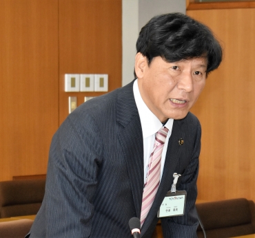 就任後初のマニフェスト工程計画を説明する竹本市長=豊川市役所で