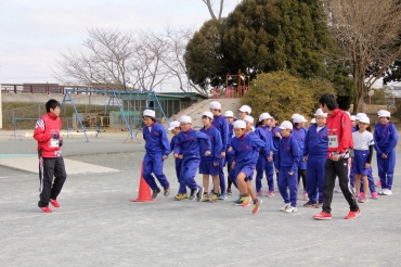 選手らに走るフォームを教わる児童ら=田原東部小学校で