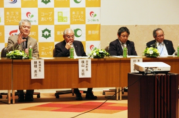 意見交換する穂積市長、横山町長、村上町長、伊藤村長(左から)=新城文化会館で