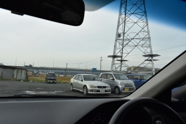 田邉氏の停車位置からの光景。鉄塔手前の車の位置にサファリがあった=豊川市白鳥町で
