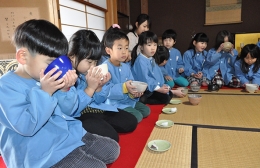吉田方西保育園児が茶席体験