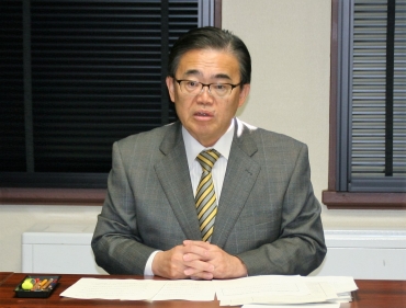 臨時局長会で県の対応策を説明する大村知事