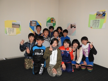 6年間の思い出を写真で紹介している桜木小の児童ら=桜ヶ丘ミュージアムで