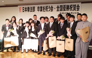壇上で記念撮影する今春卒業した日本拳法部の部員たち=ロワジールホテル豊橋で