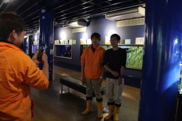 ライブ配信の撮影をする飼育スタッフら=蒲郡市竹島水族館で