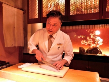 日本料理大会で世界チャンピオンに輝いた黒柳さん=豊橋市松葉町の「割烹むぎとろ」で