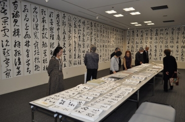 壁一面に飾られた出品者全員で作り上げた千字文などが並ぶ会場=豊川市桜ヶ丘ミュージアムで