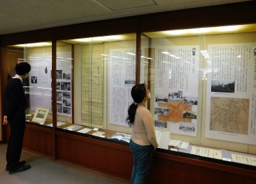 内山金子の生涯を紹介する展示会=豊橋市中央図書館2階で