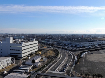 イオンモール進出が計画されるスズキ豊川工場㊨と、市が買収する日立跡地=豊川市八幡町で