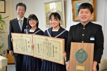 山西教育長㊧に受賞報告に訪れた(右から)坂部さん、若山さん、榎並さん=豊橋市役所で