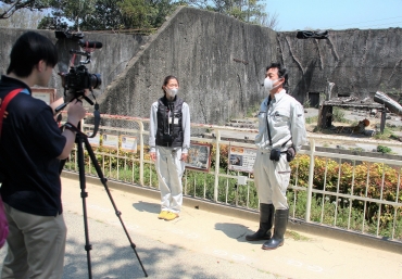アムールトラについて話す須川さん㊨と加藤さん=豊橋総合動植物公園で