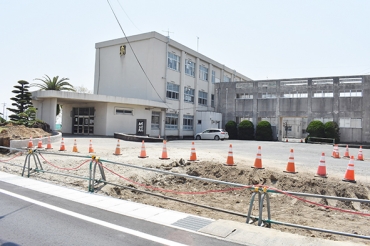 新たな正門の整備工事が始まった国府高校=豊川市国府町で