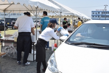 ドライブスルー形式の弁当販売=日本車輌製造豊川製作所駐車場で
