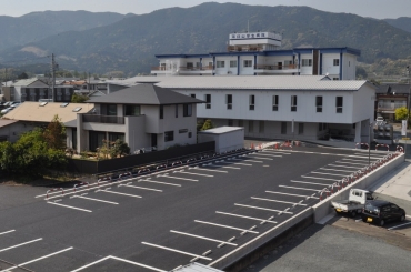 新たに整備した駐車場=新城市富沢の茶臼山厚生病院で