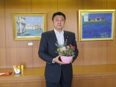 ポットカーネーションの鉢花を手にする松崎副議長=豊橋市役所で(いずれも提供)