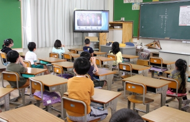 教室で、テレビ画面越しの新しい先生の紹介があった=豊橋市立栄小学校で