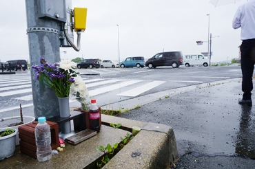 事故現場となった交差点に供えられた花