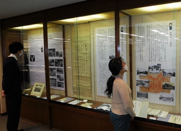 再開される「内山金子とその時代展」=いずれも豊橋市中央図書館で(4月7日写す)