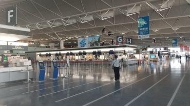 国際便の発着がゼロとなった中部空港のロビー(今年3月)