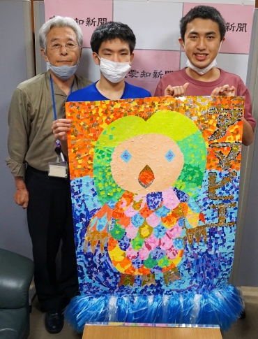 作品を手にする中村さん、高良さん、三浦さん(右から)=東愛知新聞社で
