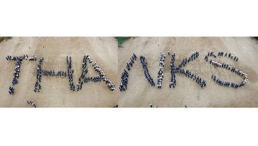 人文字で「THANKS」をつくる生徒たち=豊橋中央高校で(提供)