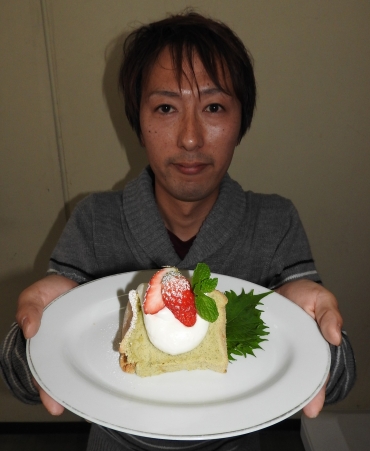 最優秀賞の「農家の作る大葉のシフォンケーキ」を考案した小林さん=豊川市勤労福祉会館で