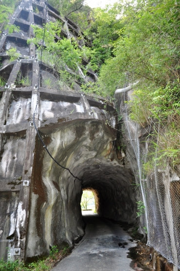 今も使われている望月街道のトンネル