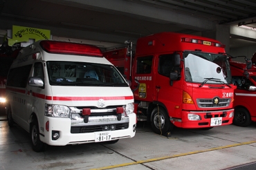 暑さ指数が高くなるとアナウンスする救急車と消防車=豊橋市中消防署で