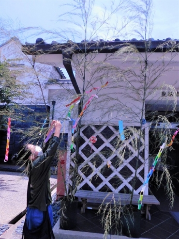 資料館前に立てられた笹飾り=豊橋市二川宿本陣資料館で