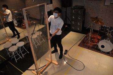 音楽スタジオの無人営業を試験的に行う松井さん=豊橋市西岩田6の「サウンド スタジオ エマージェンシー」で