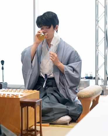 初手の前にお茶を飲む藤井七段(日本将棋連盟提供)