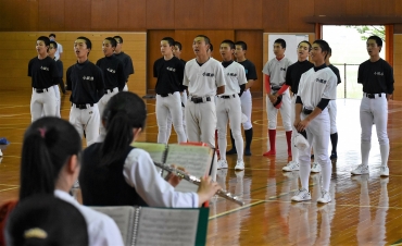吹奏楽部の演奏に合わせて、校歌を歌う野球部員=いずれも小坂井高校で