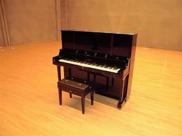 匿名の男性から寄贈されたアップライトピアノ(市提供)