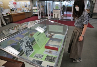 金子の父安蔵の直筆の手紙などが集められた展示=豊橋市中央図書館で
