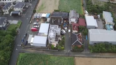 突風被害を受けた豊橋市東大清水町の様子。右側の家の屋根が壊れている(豊橋市ドローン飛行隊提供)